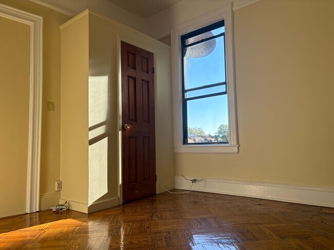 Foto del edificio - 129 Sunnyside Ave