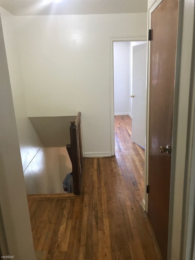 Foto del edificio - 4 br, 1 bath  - 905 E 218th St