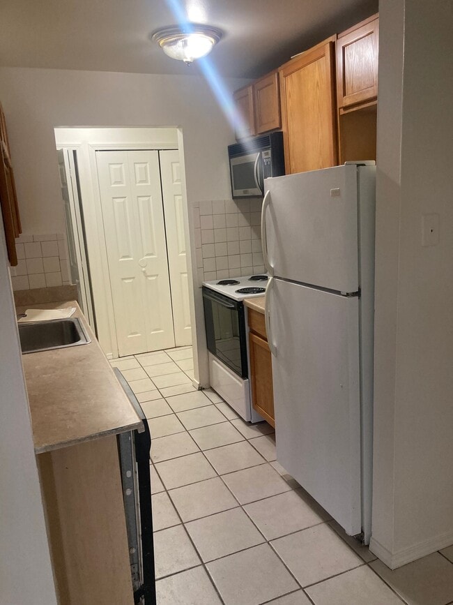 Foto del edificio - 21640 Hillside Dr