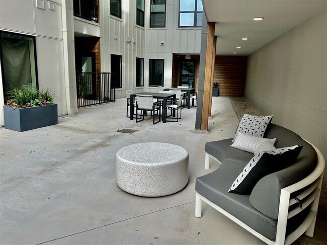 Foto del edificio - 2500 Longview St