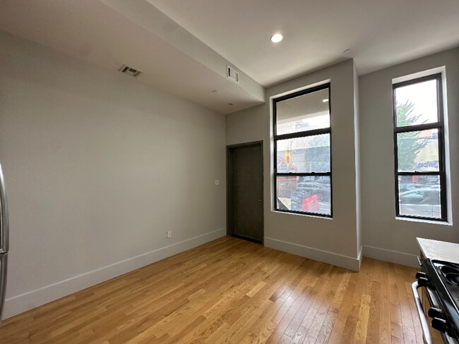 Building Photo - 566 Dekalb Ave
