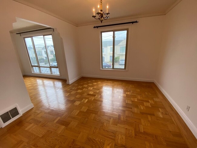 Building Photo - Large 3 Bedroom 1.5 Bath Single Family House in Central Sunset