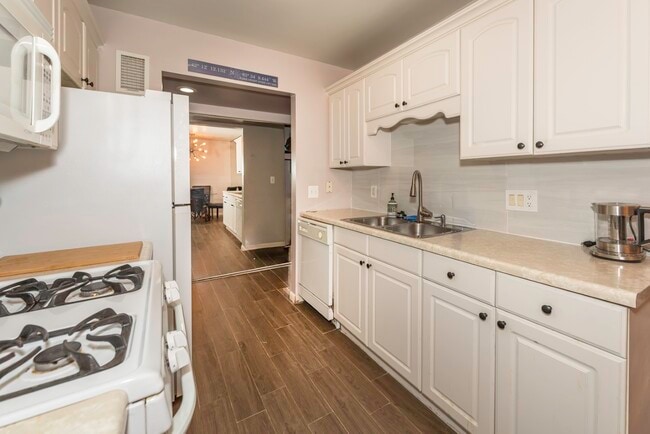 Building Photo - 9601 Bayview Dr