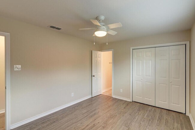 Foto del edificio - 1106 Bradshaw Dr