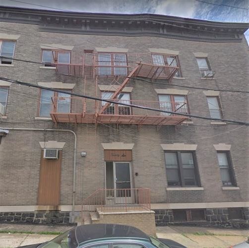 390 Fairview Ave Unit 3, Fairview, NJ 07022 Room for Rent in Fairview