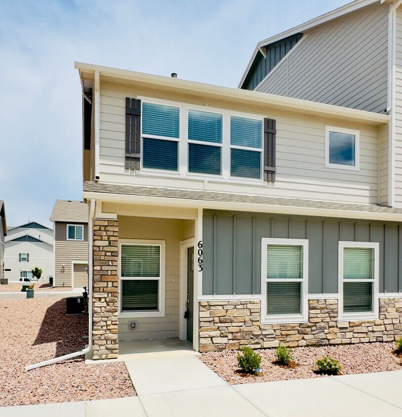Primary Photo - 3 Bedroom 2.5 bath 2 car garage with centr...