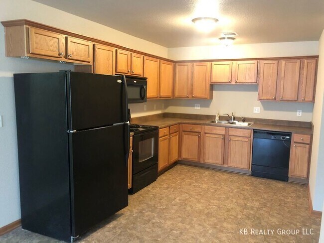 Building Photo - 3 Bed Single Level Duplex in Blue Springs;...
