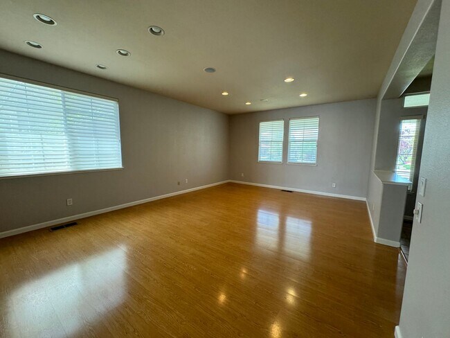 Building Photo - Beautiful 3 bedroom 2 bath home, backing u...
