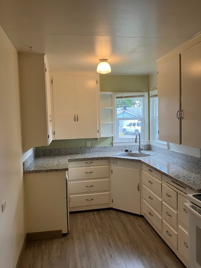 Building Photo - 1581 Cloverlawn Dr