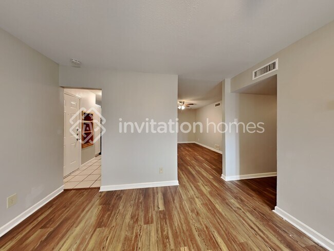 Building Photo - 2933 Reforma