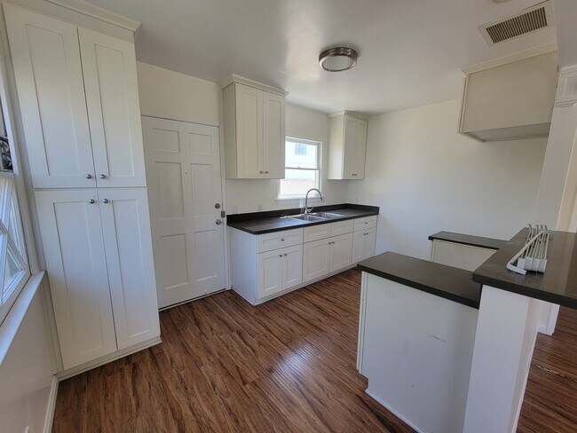 Foto del edificio - 13626 Leadwell St
