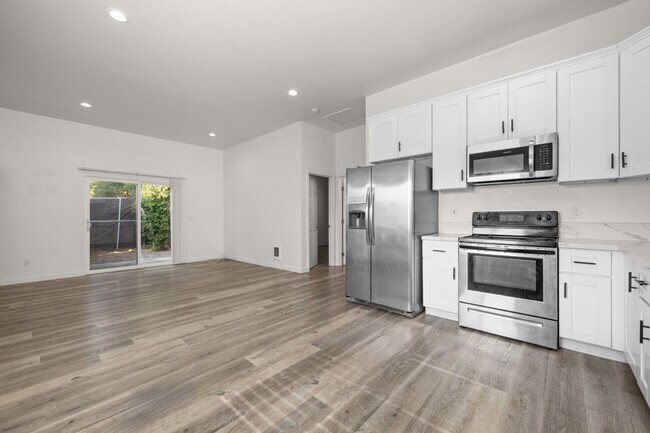 Building Photo - 6208 Pembroke Dr