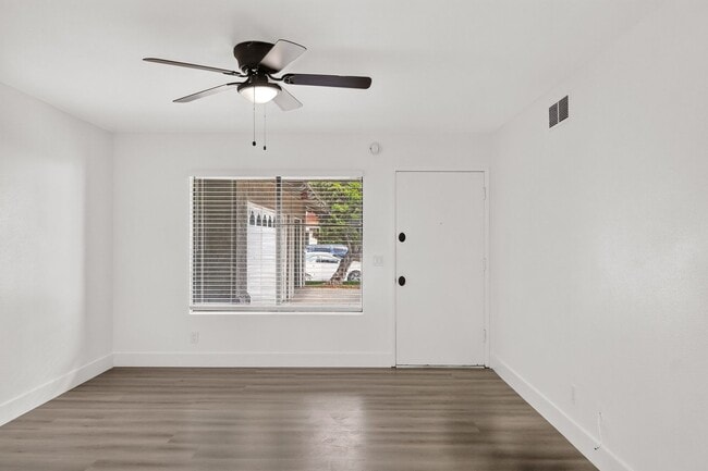 Foto del edificio - Fully Renovated 2 Bed, 2 Bath Home with Central A/C, Detached Garage & Brand-New Appliances.