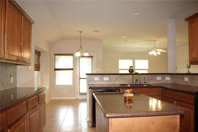 Building Photo - 1102 Willowbrook Dr