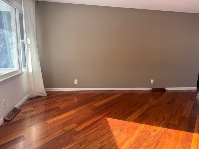 Foto del edificio - 2305 Mayfield Ave