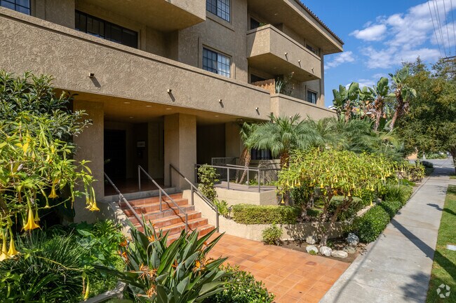 Building Photo - 221 S Oak Knoll Ave
