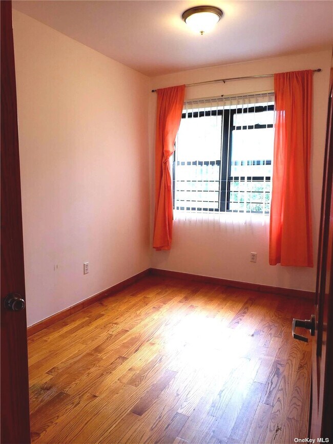 Foto del edificio - 31-11 Linden Pl