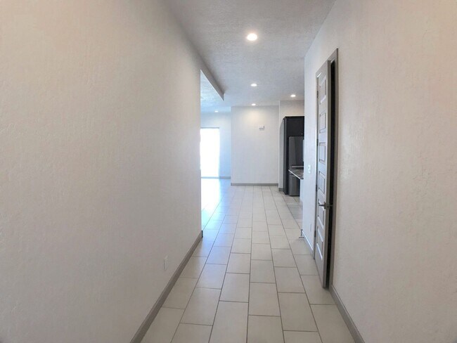 Foto del edificio - Gorgeous Los Lunas 3 Bedroom! Open layout! Tons of space. Built in 2021