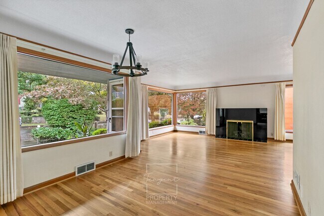 Foto del edificio - Sunny 4 BR home with lots of space!