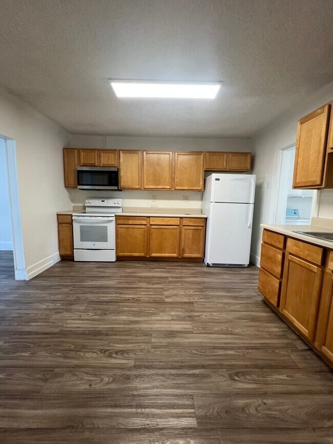 Building Photo - Available Now! Affordable and conventient location