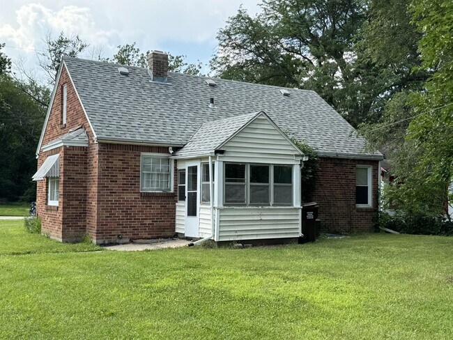 Building Photo - 303 N Henrietta Ave