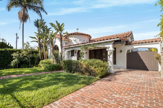 Building Photo - 327 N Kilkea Dr