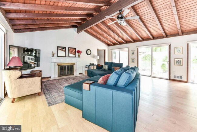 Foto del edificio - 7833 Willowbrook Rd