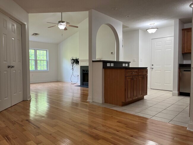 Bright and open floor plan - 100 Brookside Dr