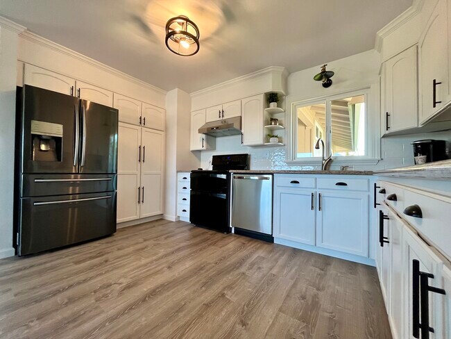 Building Photo - 4618 Puuwai Rd