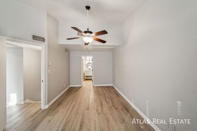 Foto del edificio - 2301 E University Dr