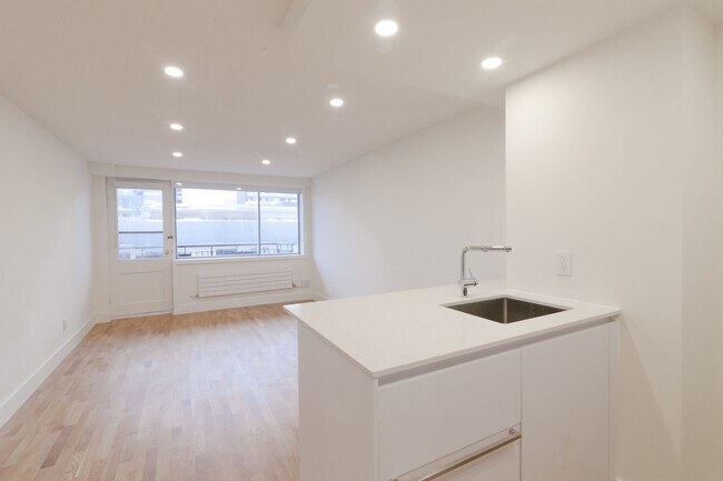 Building Photo - 3460 Rue Durocher