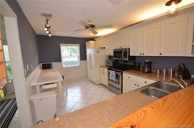 Building Photo - 1600 SE St Lucie Blvd
