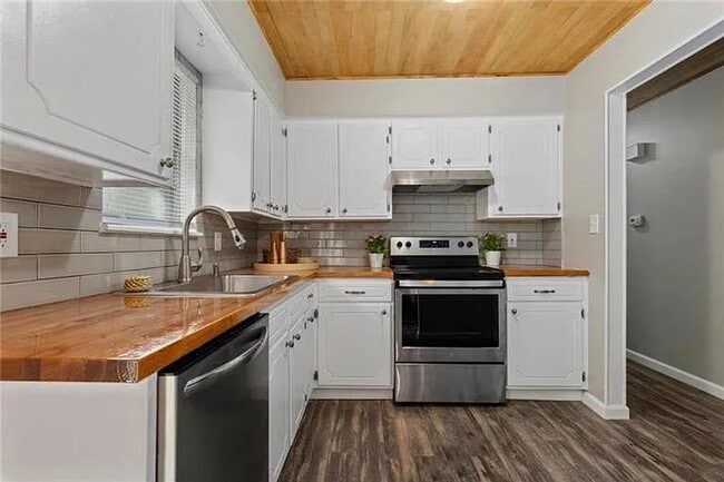 Building Photo - Spacious 3-Bedroom with Finished Basement ...