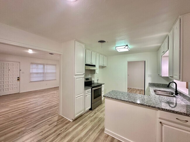 Foto del edificio - Updated Four Bedroom - Available Now!