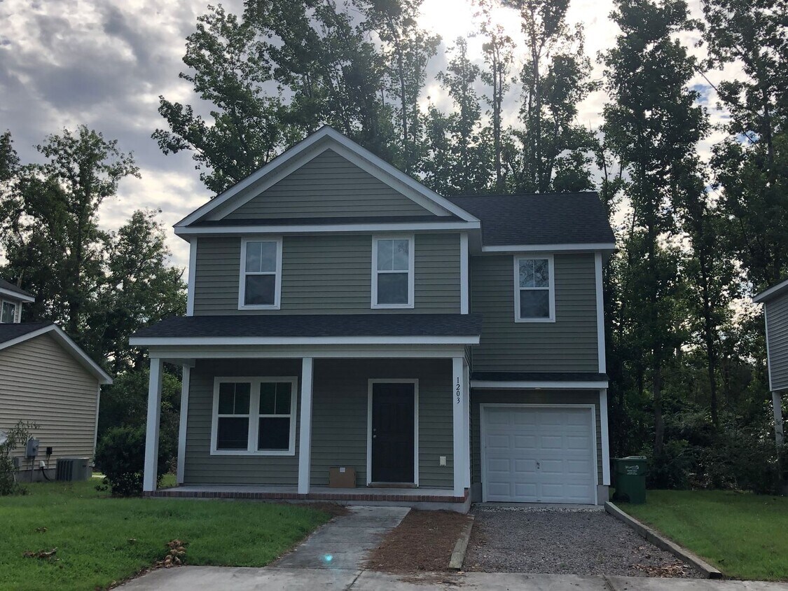 Foto principal - 3 Bed 2 Bath Single Family Home - Students...