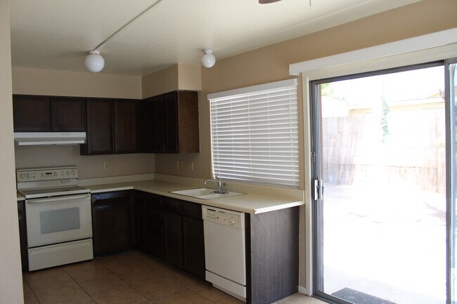 Foto del edificio - South Scottsdale Home with garage and priv...