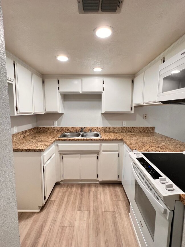 Building Photo - Charming 2-Bedroom Home with Private Patio in Central Bakersfield