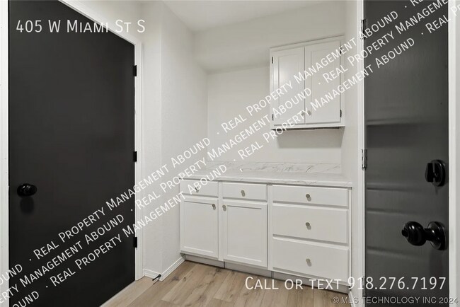 Building Photo - 405 W Miami St