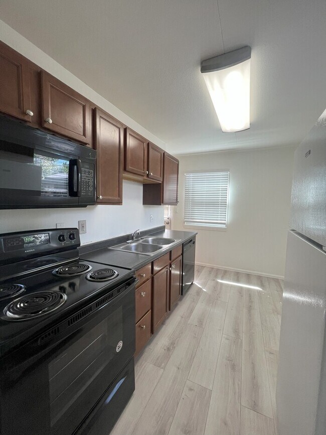 Foto del edificio - Spacious 3 bedroom with backyard