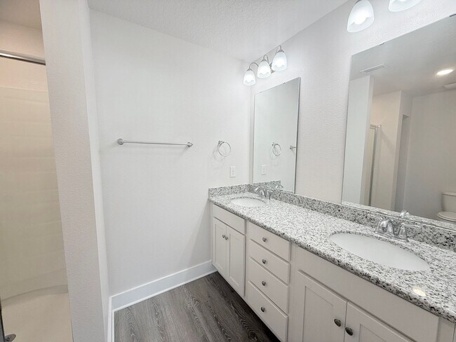Foto del edificio - Stunning Townhome - End Unit