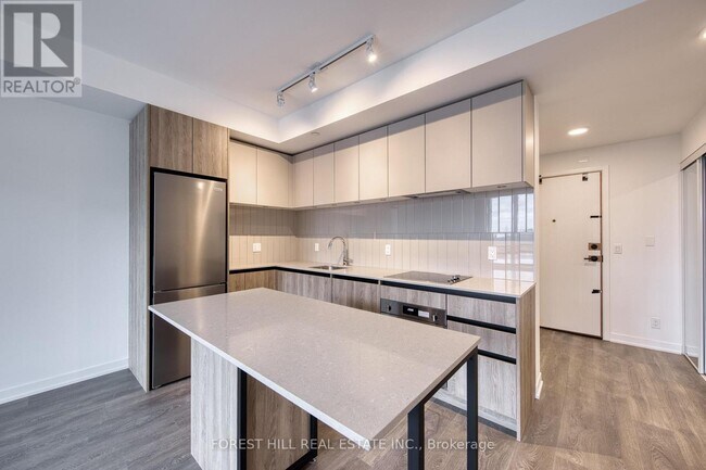 Building Photo - 7950-7950 Bathurst St