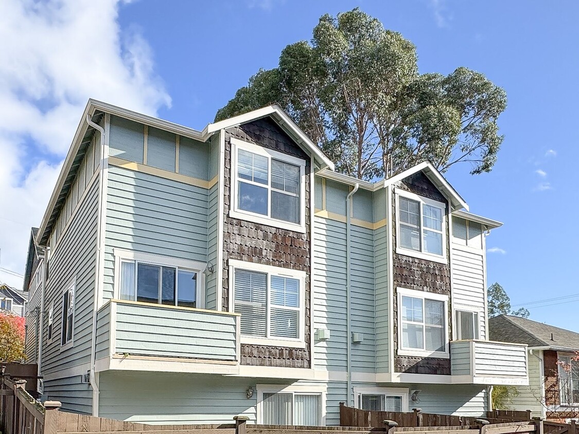 Primary Photo - Spacious Wallingford 3bd/2.5bth Townhouse,...