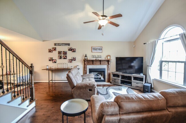 Building Photo - Pet Friendly Three Bedroom!