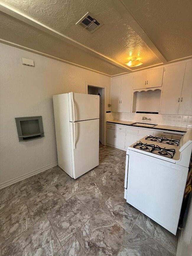 Photo - 1 Bed 1 Bath Duplex For Lease! House