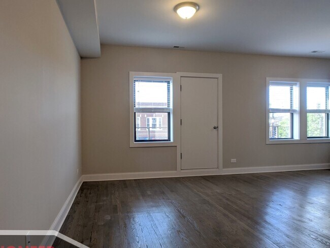 Foto del edificio - 3407 W Fullerton Ave