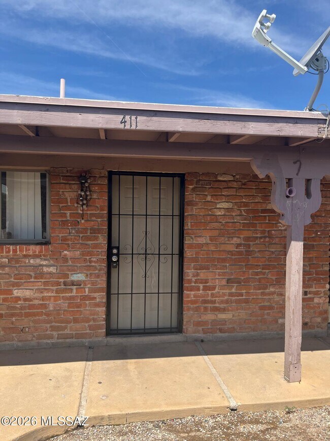 Building Photo - 411 E Delano St