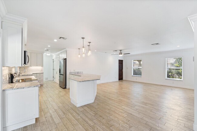 Foto del edificio - 799 NW 7th Dr