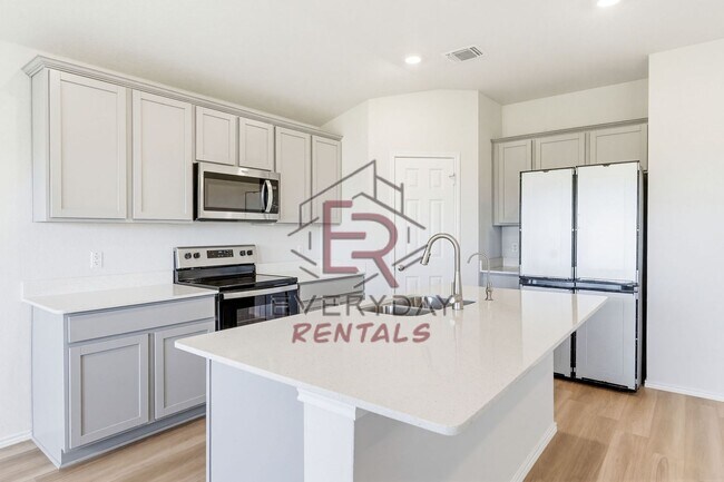 Foto del edificio - 3 bedroom 2 bath open concept