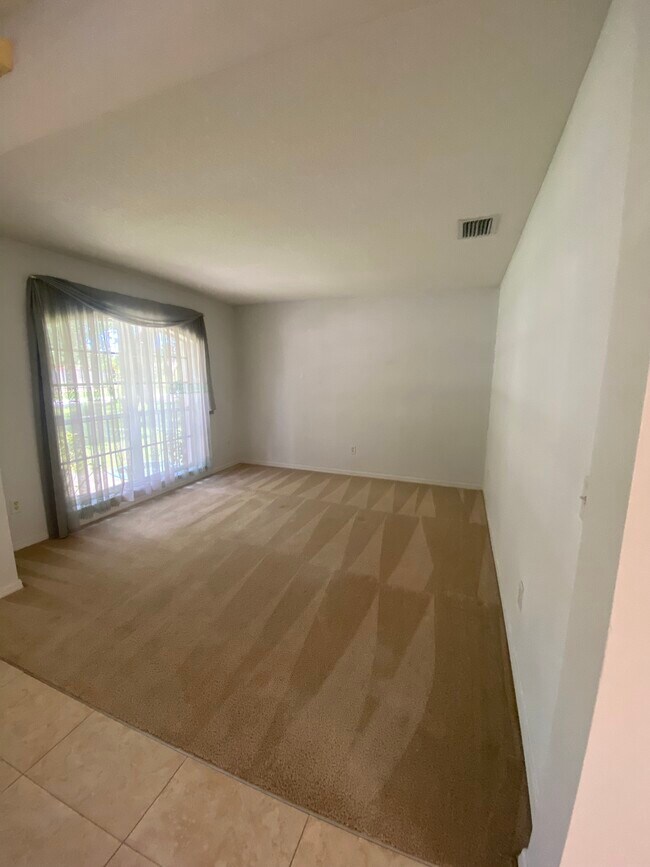 Foto del edificio - 781 NW Grenada St