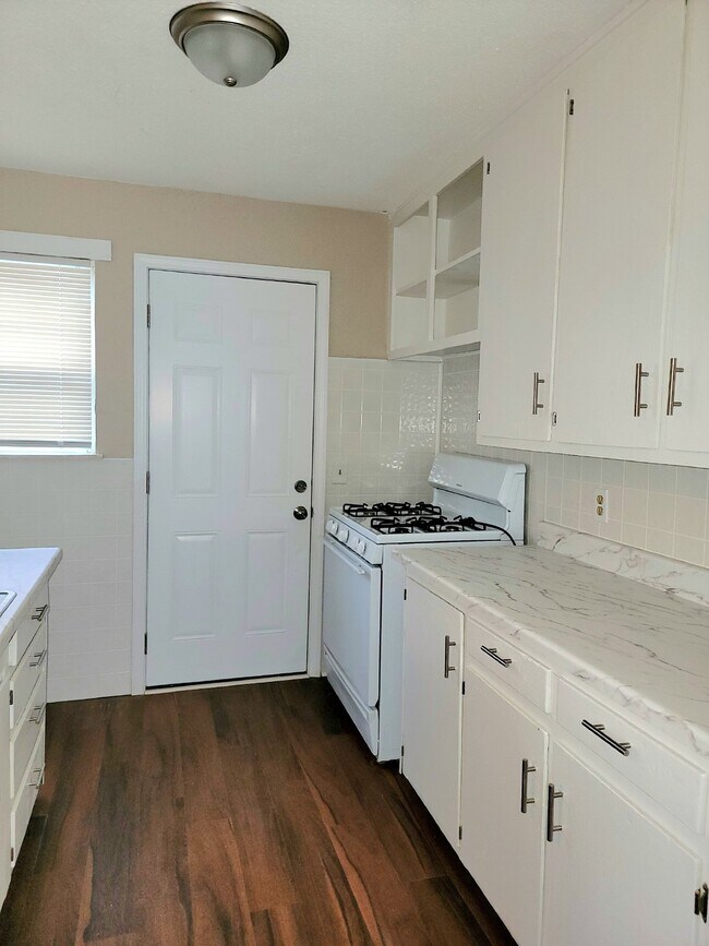 Building Photo - Section 8 Approved! 1 bedroom 1 bathroom w...